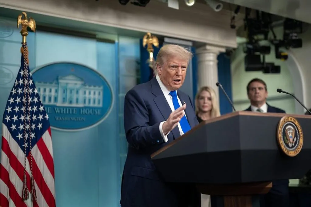 Trump demanda a Los Ángeles por su política migratoria; "contribuyó a la anarquía y disturbios"