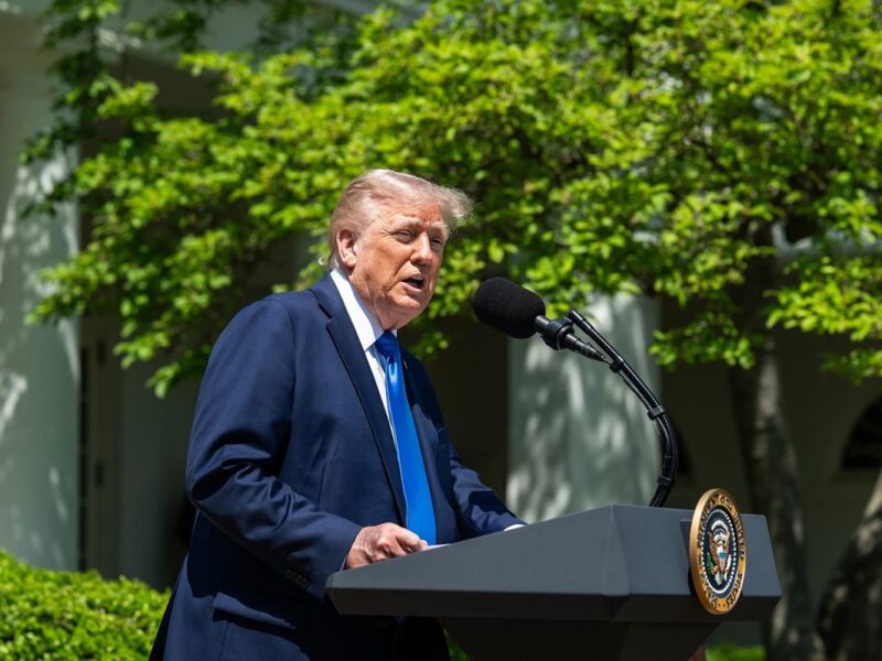 Trump formaliza incremento del 50% a los aranceles al acero y al aluminio