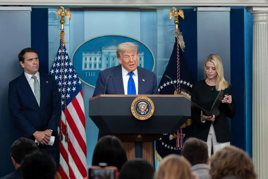 Trump ordena cortar fondos federales a cualquier ONG que pueda estar implicada en disturbios
