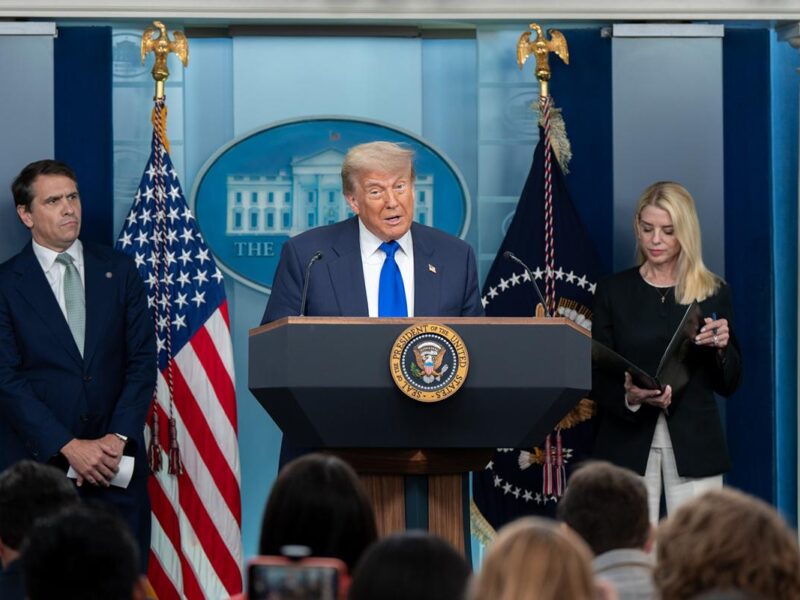 Trump ordena cortar fondos federales a cualquier ONG que pueda estar implicada en disturbios