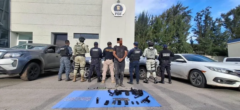 Un detenido en Álvaro Obregón, aseguran tres vehículos y armamento: SSP