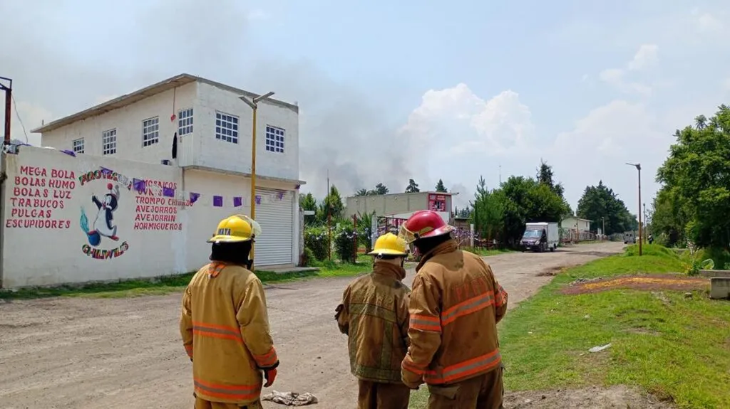 Varias explosiones en talleres de pirotecnia en Tultepec-1