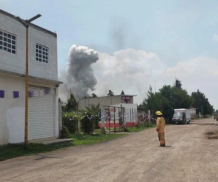 Varias explosiones en talleres de pirotecnia en Tultepec