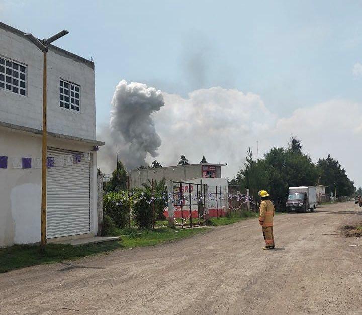 Varias explosiones en talleres de pirotecnia en Tultepec
