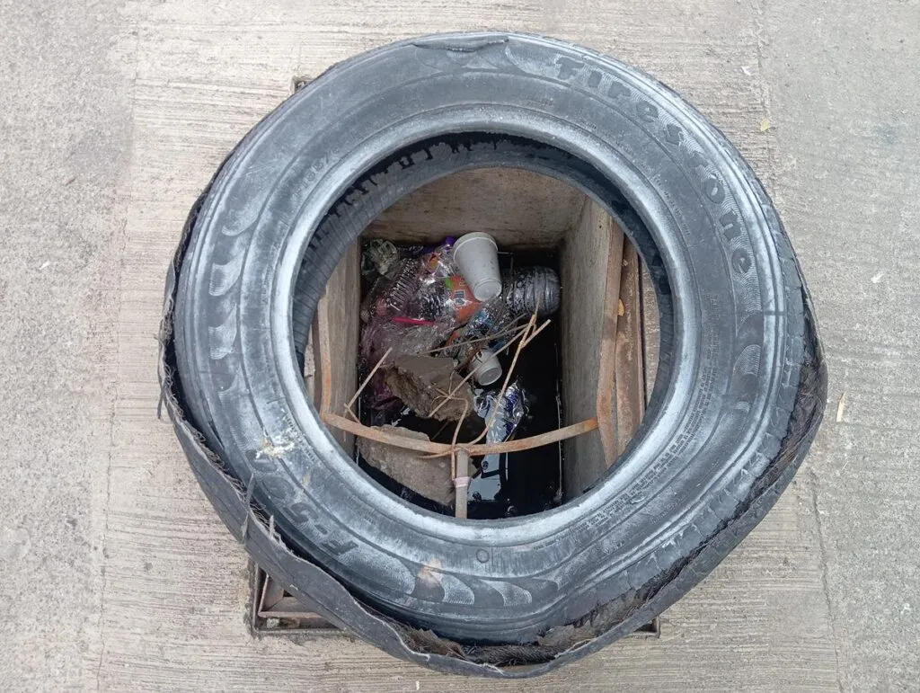 vecinos denuncian Baches y drenaje expuesto en la Ventura Puente de Morelia