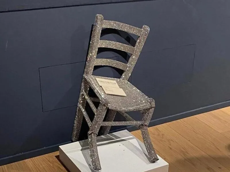 Video: captan momento en que visitante se sienta sobre la "Silla de Van Gogh" y la rompe