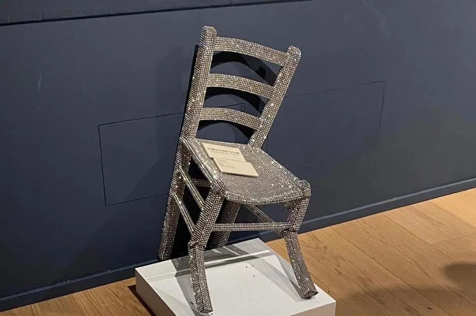 Video: captan momento en que visitante se sienta sobre la "Silla de Van Gogh" y la rompe
