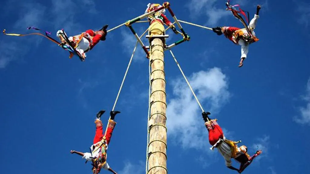 Voladores de Papantla caen de al menos 10 metros de altura, tras colapso de estructura en Veracruz