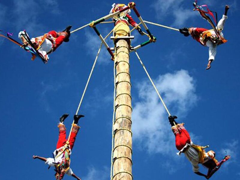 Voladores de Papantla caen de al menos 10 metros de altura, tras colapso de estructura en Veracruz