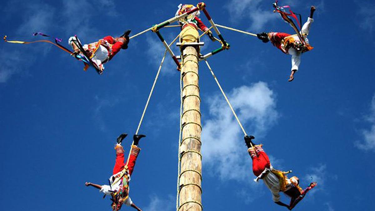 Voladores de Papantla caen de al menos 10 metros de altura, tras colapso de estructura en Veracruz