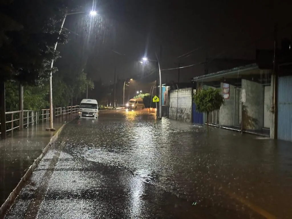 Zitácuaro Bajo el Agua: Tromba Deja Inundaciones y Varios Incidentes