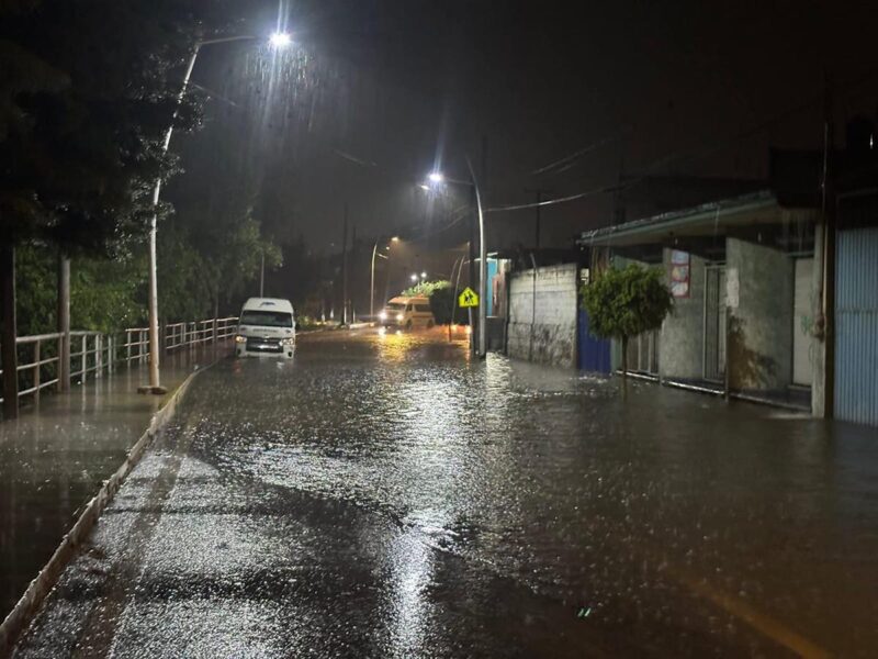 Zitácuaro Bajo el Agua: Tromba Deja Inundaciones y Varios Incidentes