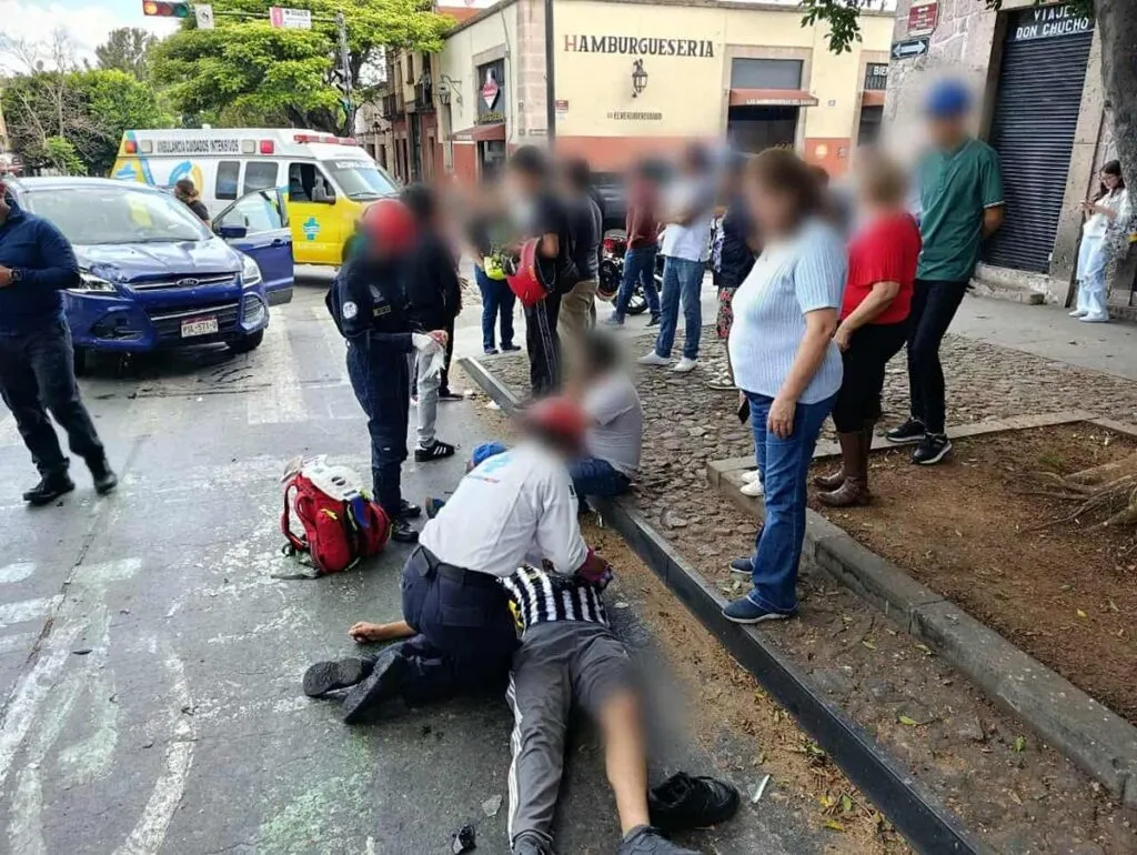 accidente de Choque vehicular entre camioneta y motocicleta deja dos heridos en el Centro de Morelia