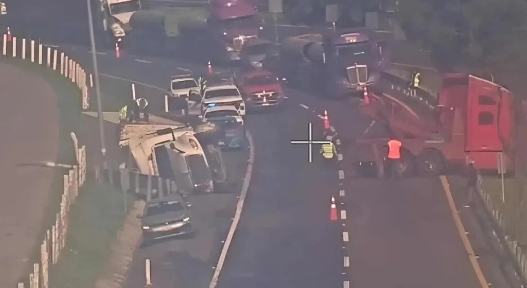 Accidente en la autopista Maravatío-Zapotlanejo: volcadura de tractocamión 1