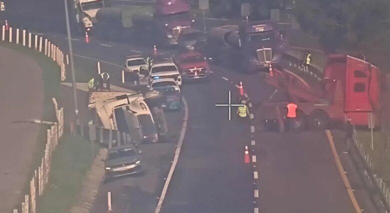Accidente en la autopista Maravatío-Zapotlanejo: volcadura de tractocamión 1