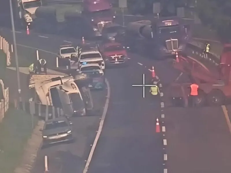 Accidente en la autopista Maravatío-Zapotlanejo: volcadura de tractocamión 1