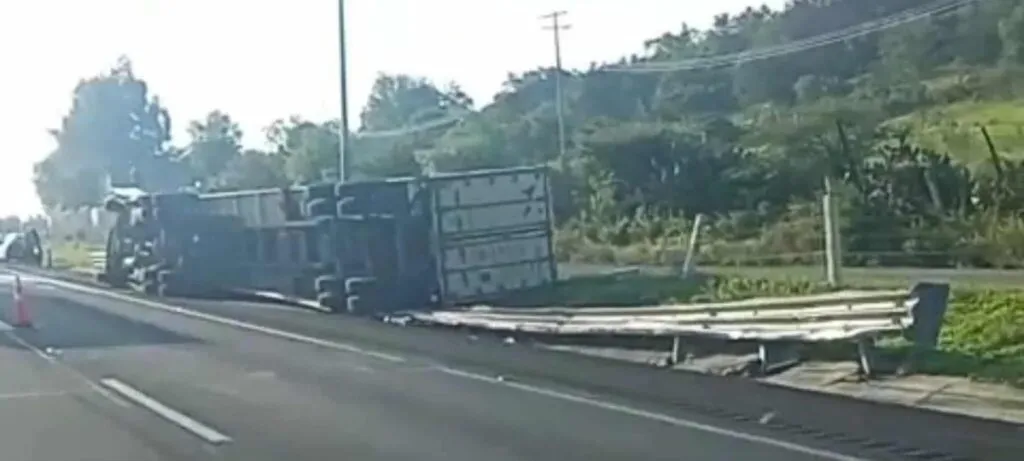 Accidente en la autopista Maravatío-Zapotlanejo: volcadura de tractocamión