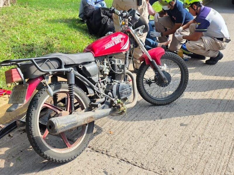 Accidente entre motocicleta y automóvil deja los lesionados en Zamora
