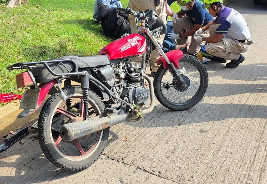 Accidente entre motocicleta y automóvil deja los lesionados en Zamora