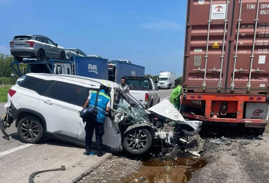 accidente mortal Siglo XXI: Muere conductor al impactar su auto contra el contenedor de un vehículo