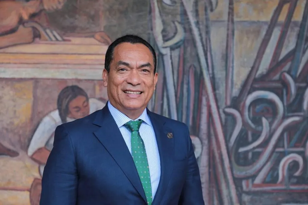 Adrián López Solís es designado como notario