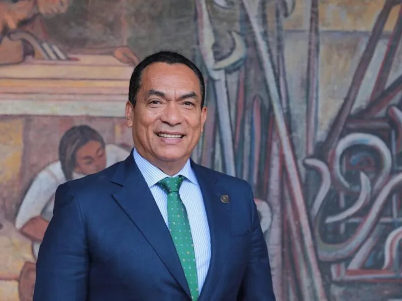 Adrián López Solís es designado notario público en Michoacán