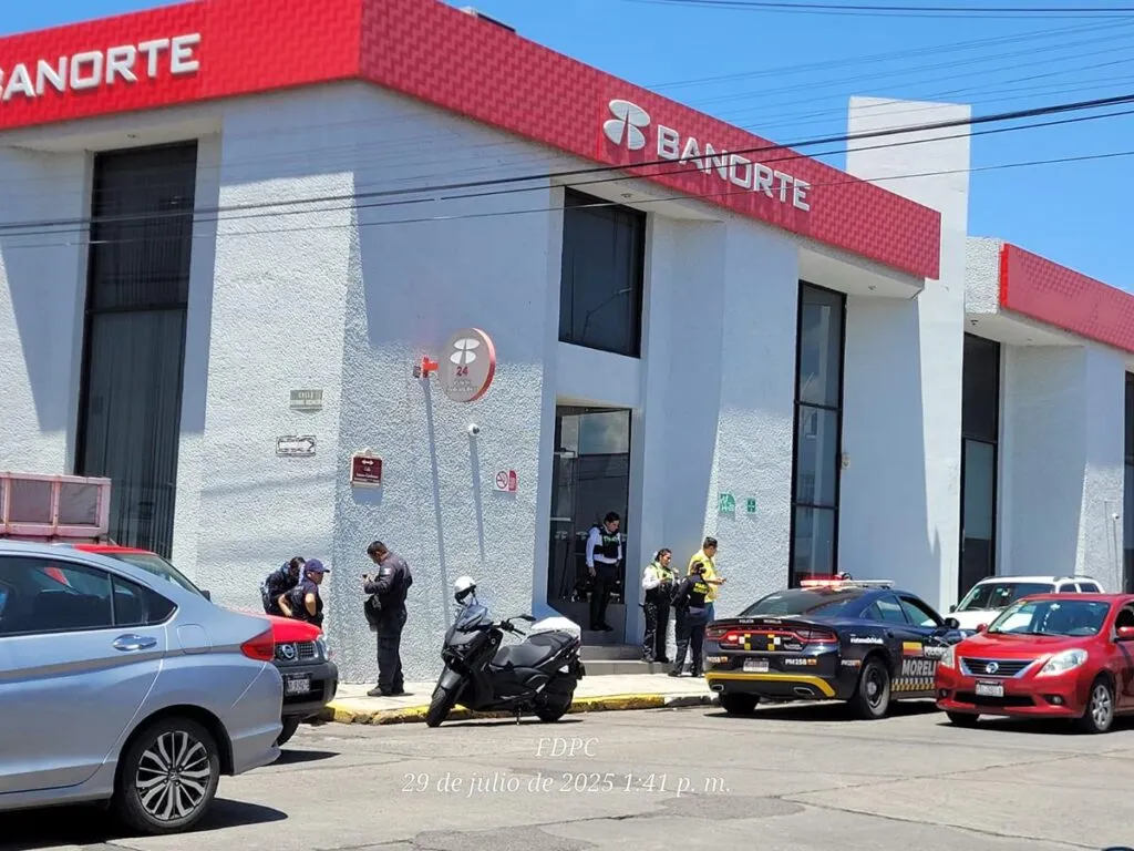 Al salir del banco presuntos delincuentes lo asaltan y huyen en una motocicleta