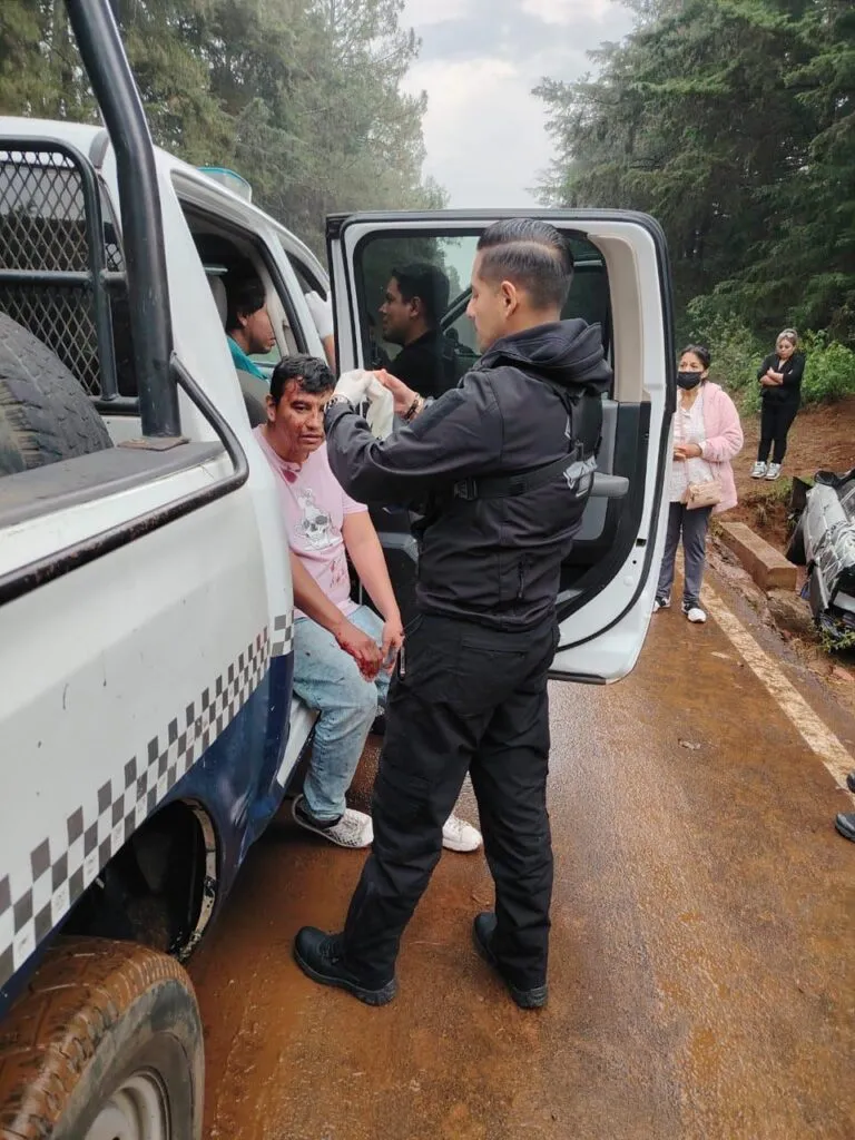Al volcar la unidad en la que viajaban dos hombres resultaron lesionados accidente en Erongarícuaro-1