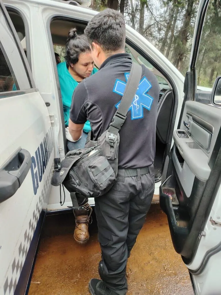 Al volcar la unidad en la que viajaban dos hombres resultaron lesionados accidente en Erongarícuaro-2