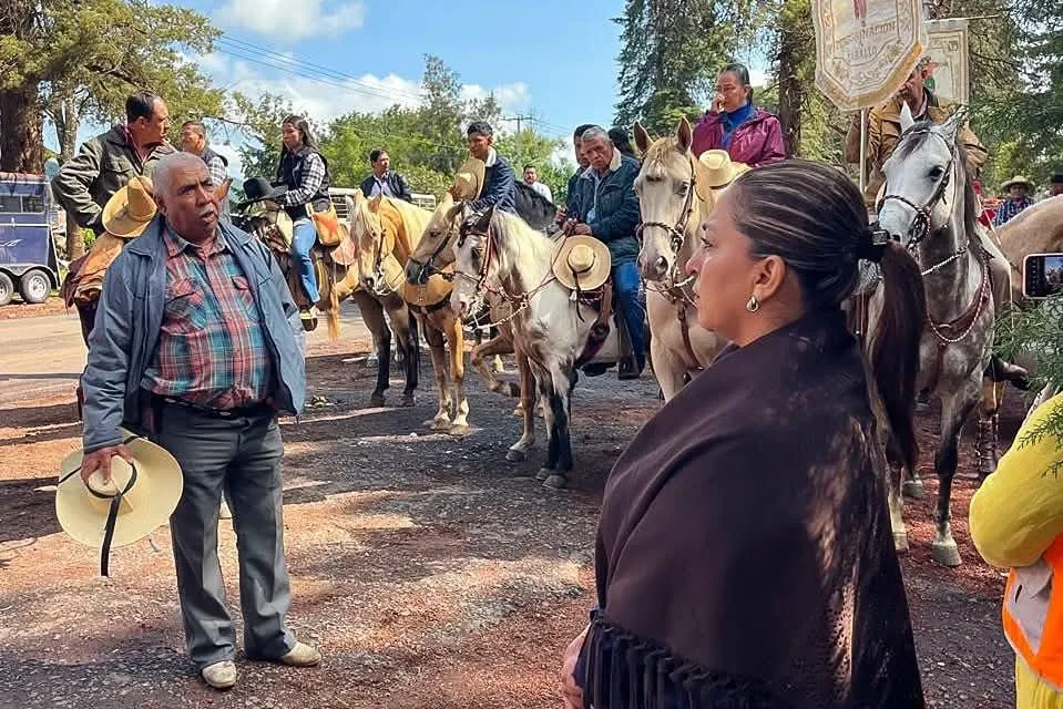 Alma Mireya González participa en tradicional cabalgata en Quiroga