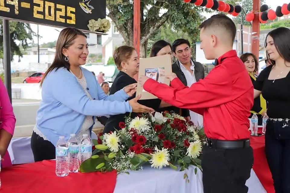 Alma Mireya González refrenda compromiso con la educación de Quiroga
