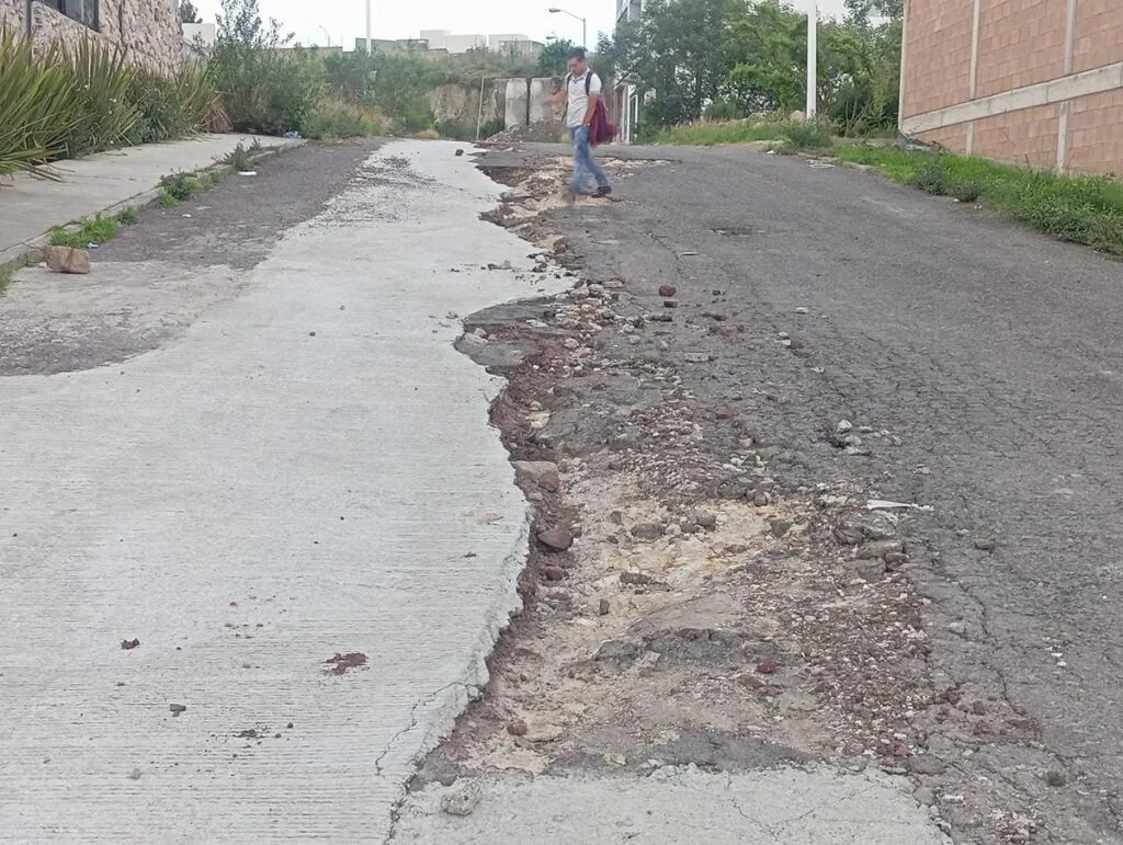 Altozano a la deriva: enormes baches exponen a conductores al riesgo de accidentes