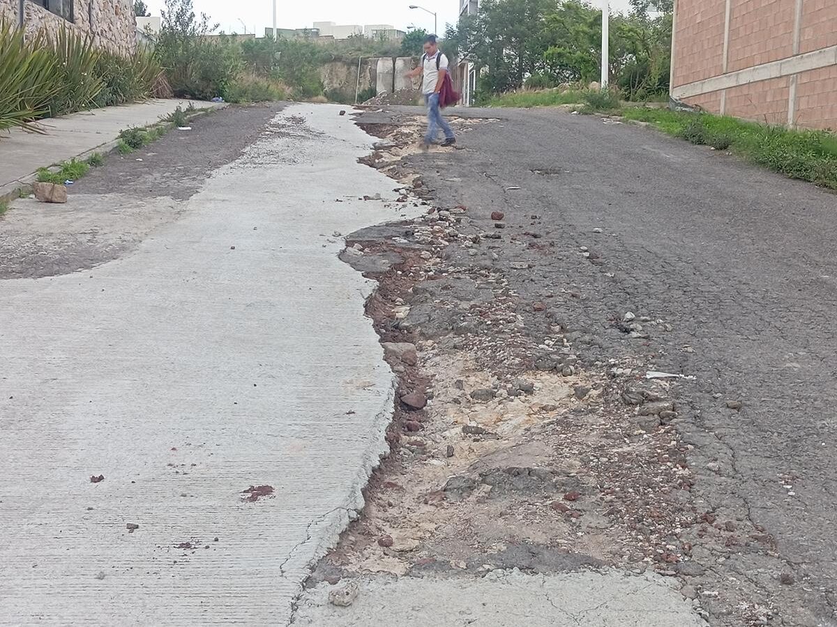 Altozano a la deriva: enormes baches exponen a conductores al riesgo de accidentes
