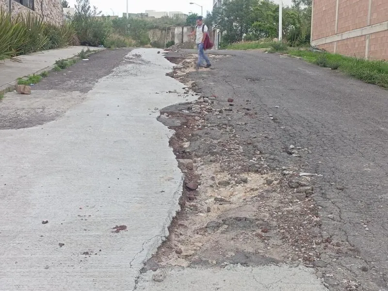Altozano a la deriva: enormes baches exponen a conductores al riesgo de accidentes