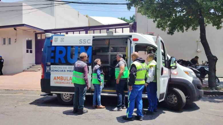 Ambulancia atiende caída de elevador en CDMX