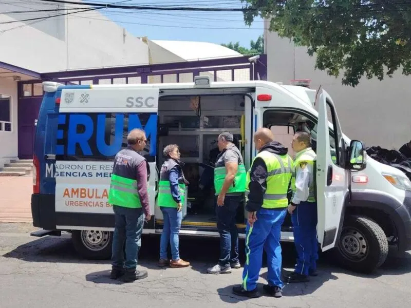 Ambulancia atiende caída de elevador en CDMX