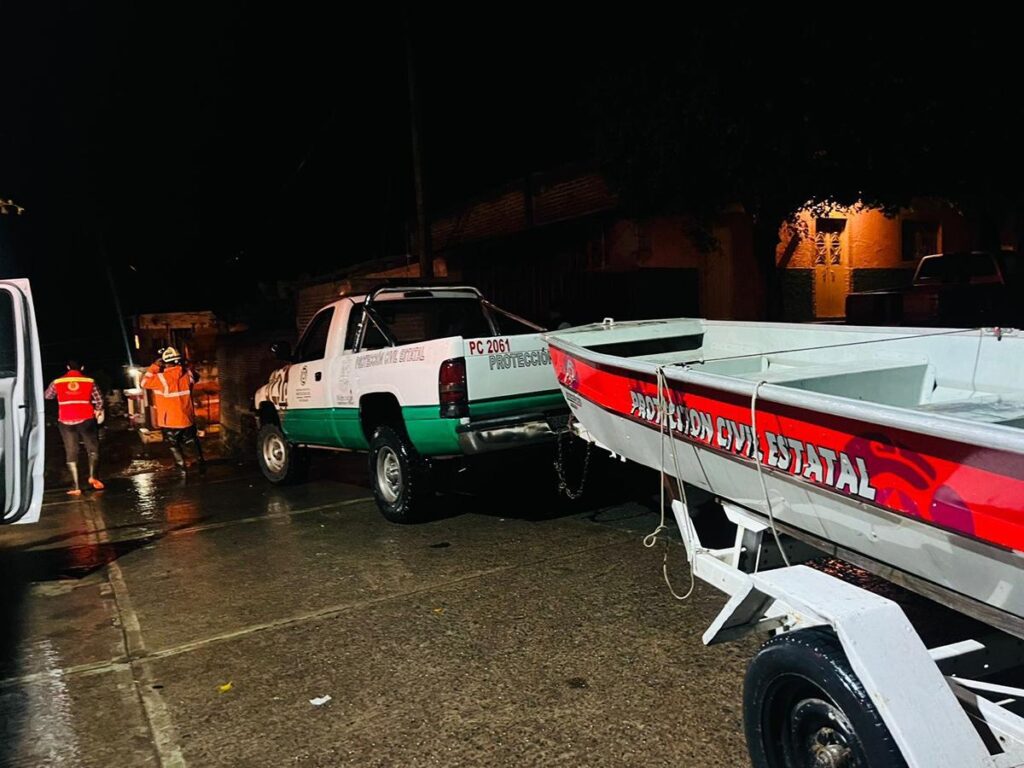 Ante inundaciones en Ecuandureo dan apoyo a la población