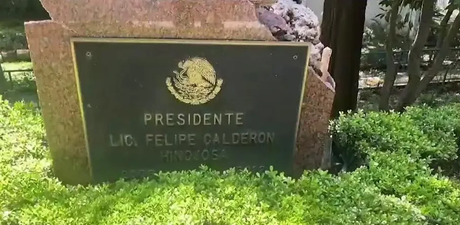 Anuncian restauración de estatua de Felipe Calderón en CDMX