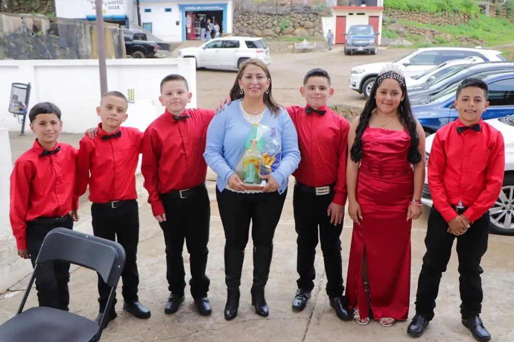 Apadrina Alma Mireya González generación de primaria en Sanambo