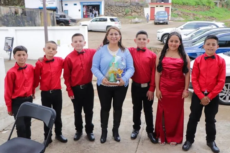Apadrina Alma Mireya González generación de primaria en Sanambo
