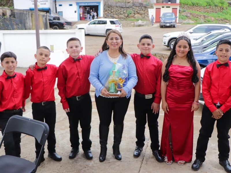 Apadrina Alma Mireya González generación de primaria en Sanambo