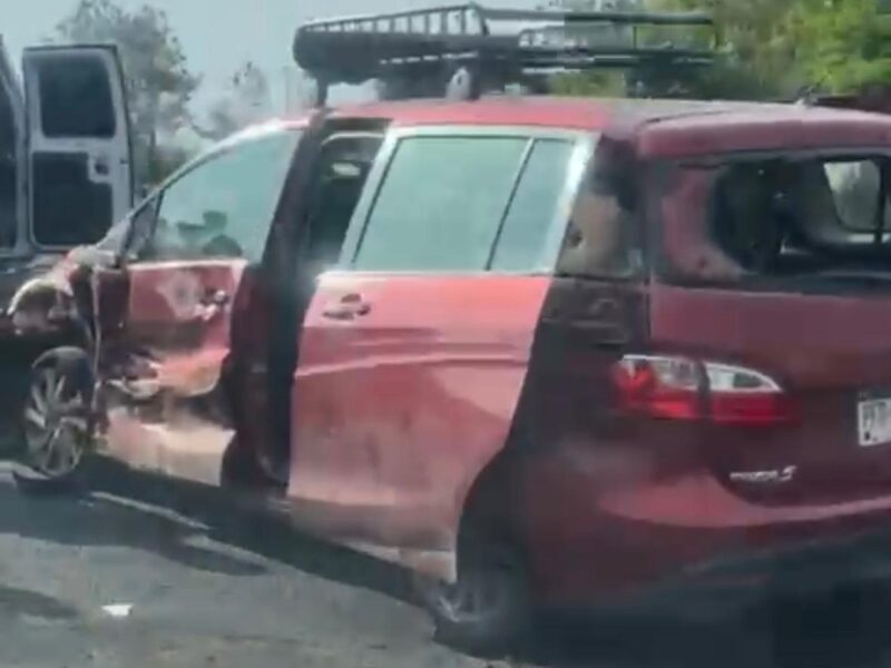 Aparatoso accidente vial en la Siglo XXI deja solo daños materiales