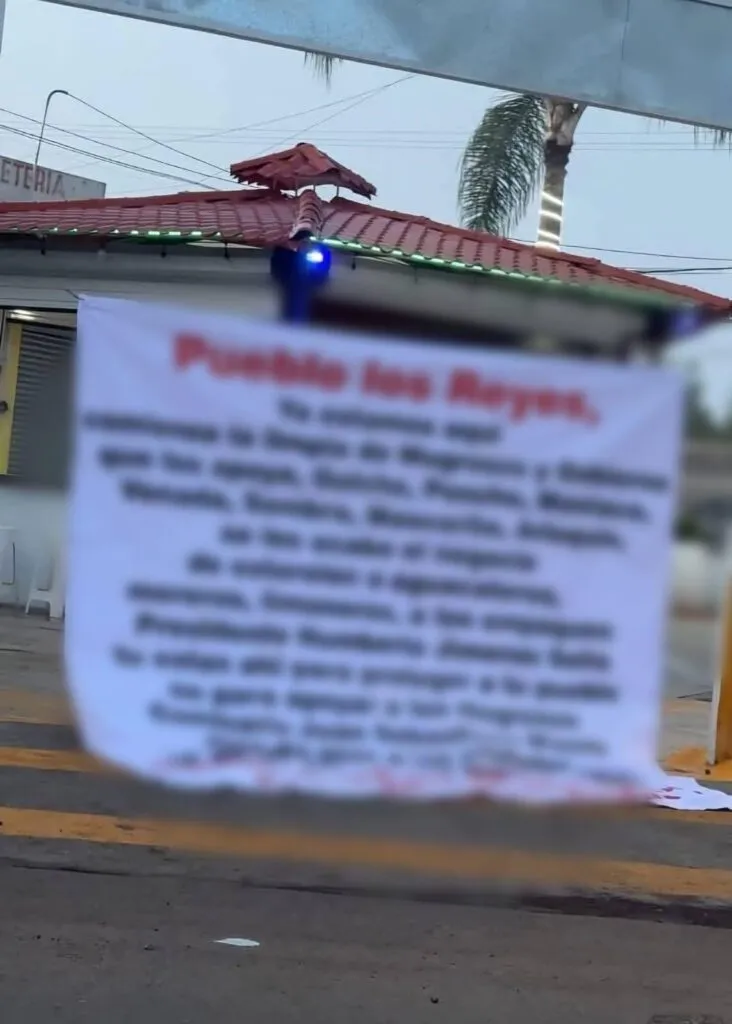 Aparecen narcomantas en Los Reyes, Michoacán, acusan a Alcalde 1