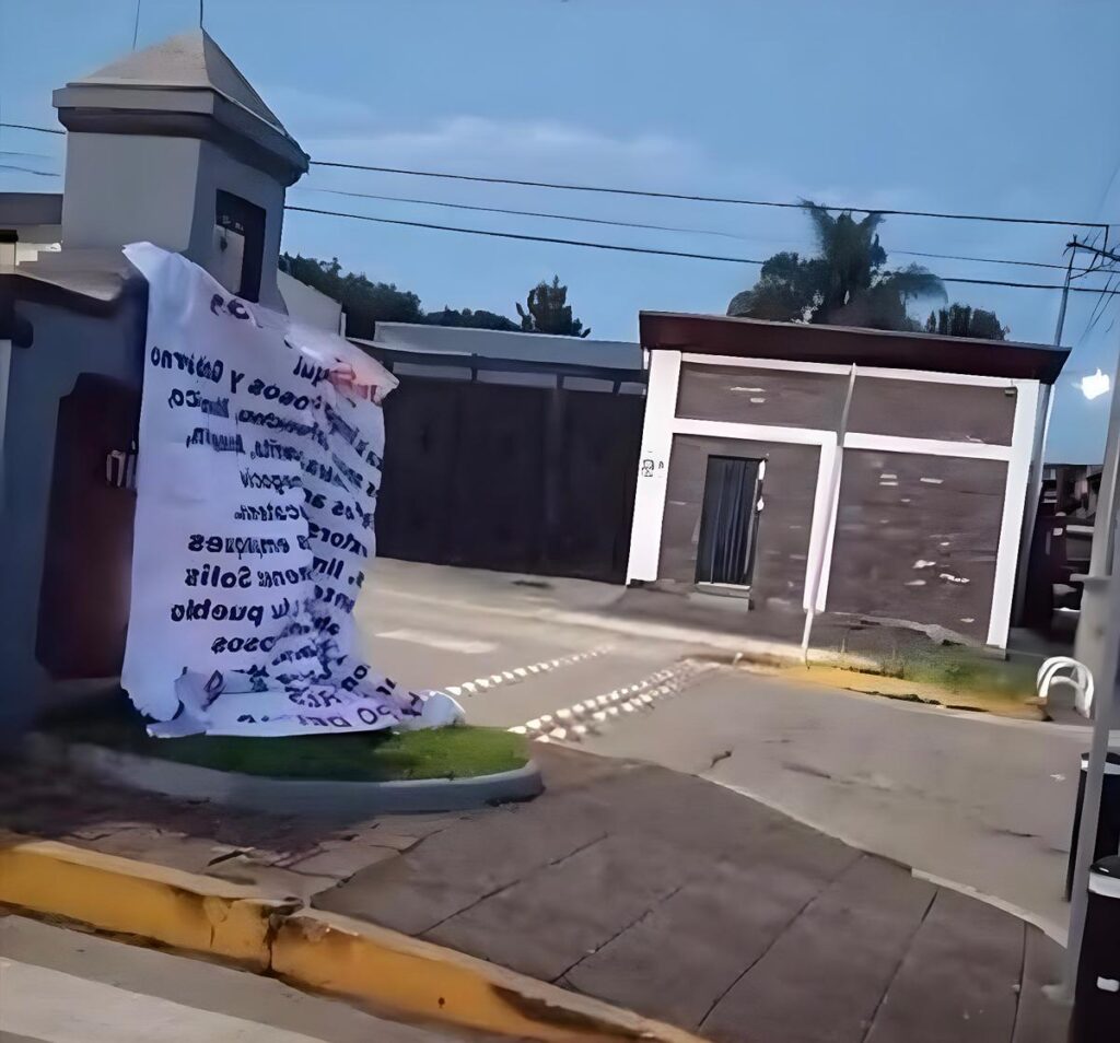 Aparecen narcomantas en Los Reyes, Michoacán, acusan a Alcalde