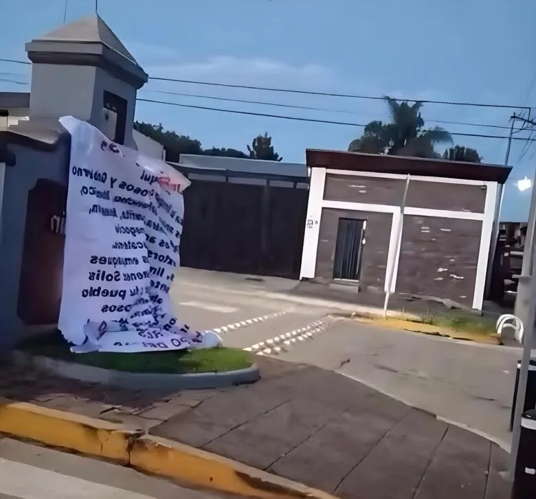 Aparecen narcomantas en Los Reyes, Michoacán, acusan a Alcalde