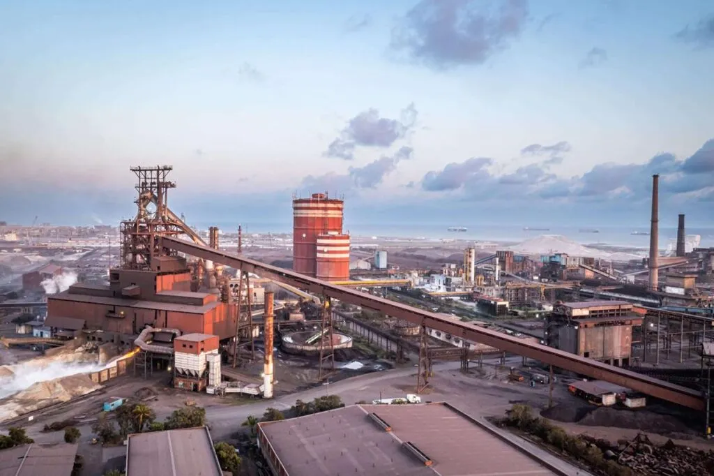 ArcelorMittal suspende producción de acero largo tras parada en horno