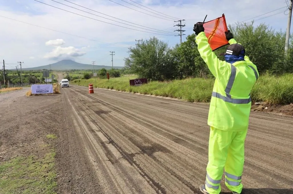 Arranca Bedolla rehabilitación carretera federal Apatzingán-Buenavista-Tepalcatepec-1