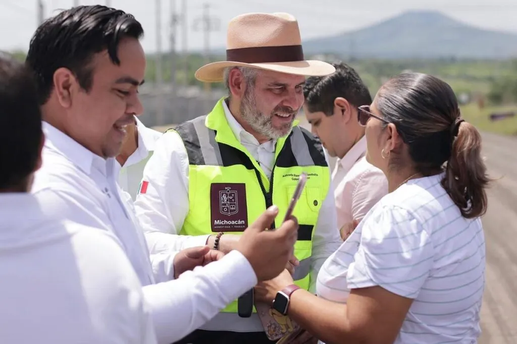 Arranca Bedolla rehabilitación carretera federal Apatzingán-Buenavista-Tepalcatepec-2