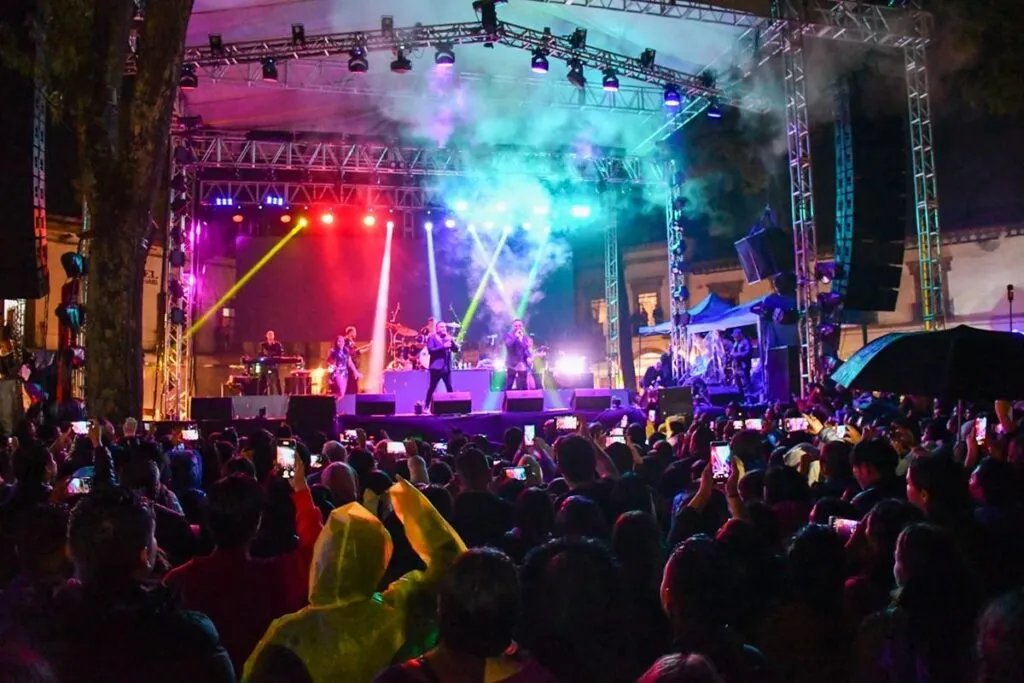 artistas amenizan el Cantoya Fest
