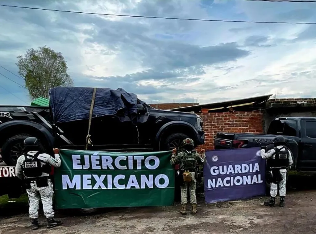 Aseguran dos camionetas y mil 750 dosis de droga en Tangancícuaro